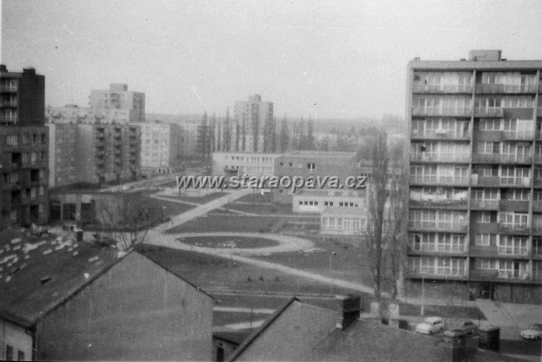 holasicka (25).jpg - Pohled z Holasické ulice směrem ke škole E.Beneše. Dole vidíme střechy posledních dvou domů z původní zástavby zbourané na konci 80.let 20.století. Foto pravděpodobně někdy z doby okolo roku 1980.